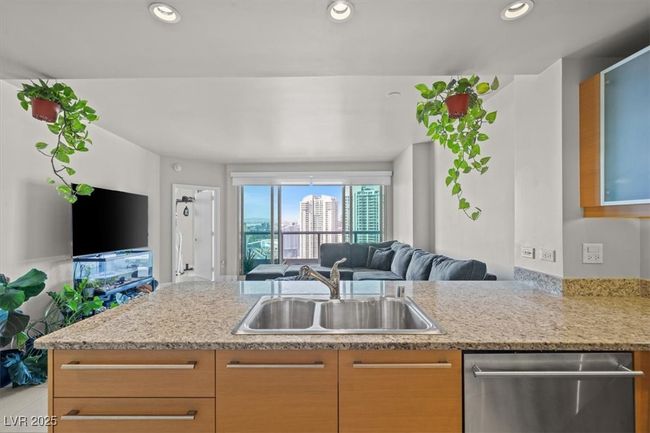 UNIT-3005 - 222 Karen Ave, Home with 1 bedrooms, 2 bathrooms and 1 parking in Las Vegas NV | Image 15