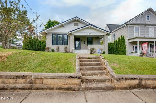 704 Pennsylvania Ave, Bristol, TN, 37620-3823 | Card Image