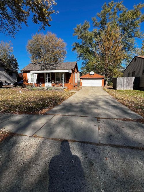 23105 E 13 Mile Rd, Saint Clair Shores, MI, 48082-2012 | Card Image