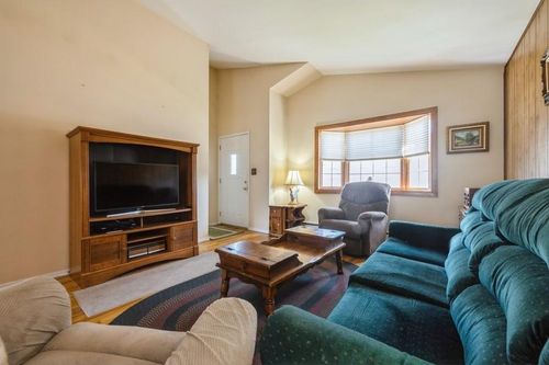40 Fremont St, Lindenhurst, NY, 11757-3805 | Card Image