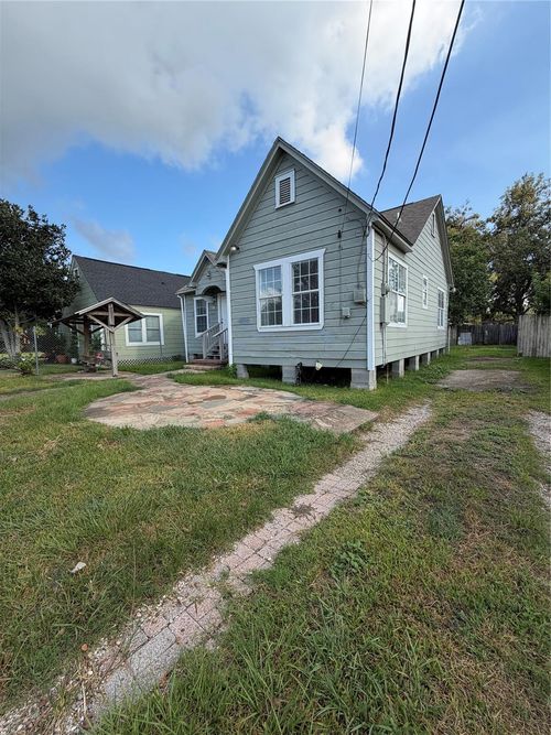 110 W Hunnicutt St, Baytown, TX, 77520-4613 | Card Image