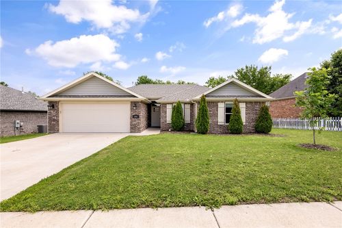 106 Lion Dr N, Gravette, AR, 72736-8621 | Card Image