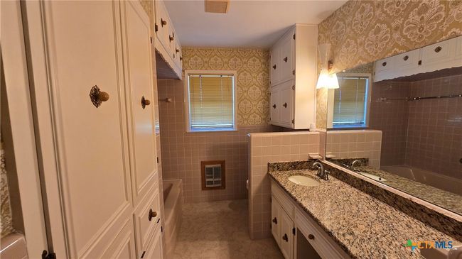 Guest / Hall Bath | Image 37