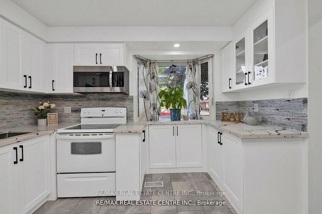 54 Archdekin Dr, House attached with 4 bedrooms, 3 bathrooms and 3 parking in Brampton ON | Image 11