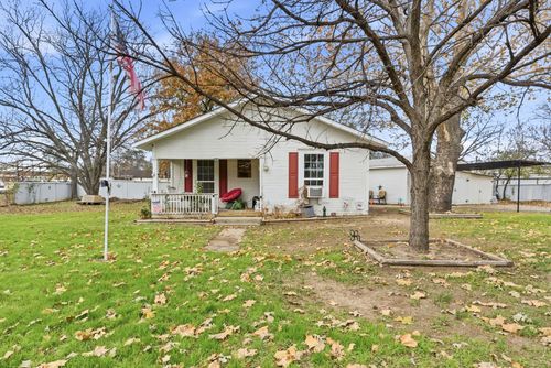 902 N Travis St, De Leon, TX, 76444-1130 | Card Image