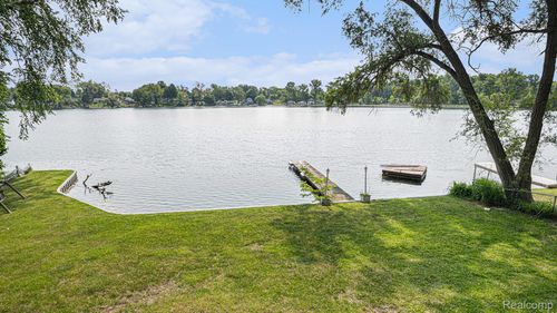 6288 Buckshore Dr, Whitmore Lake, MI, 48189-9724 | Card Image