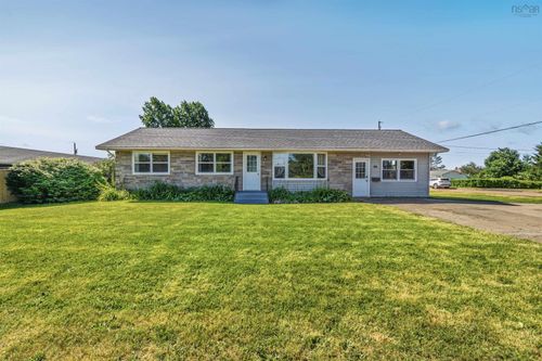 94 Brookside Rd, House with 3 bedrooms, 2 bathrooms and 2 parking in Truro NS | Card Image