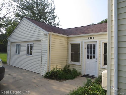 2469 Auburn Rd, Shelby Township, MI, 48317-3901 | Card Image
