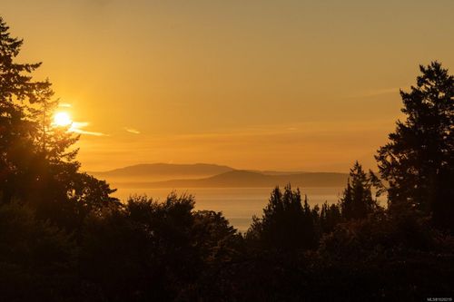 5322 Sayward Hill Cres, Victoria, BC, V8Y3H8 | Card Image