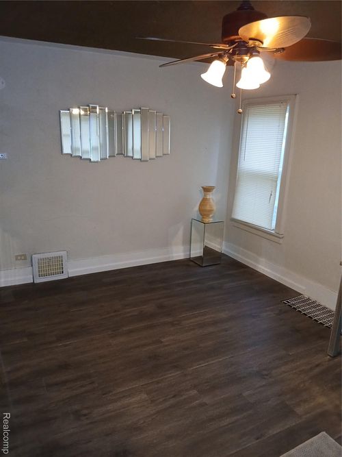 186 Mason Ave, Norton Shores, MI, 49441-2030 | Card Image