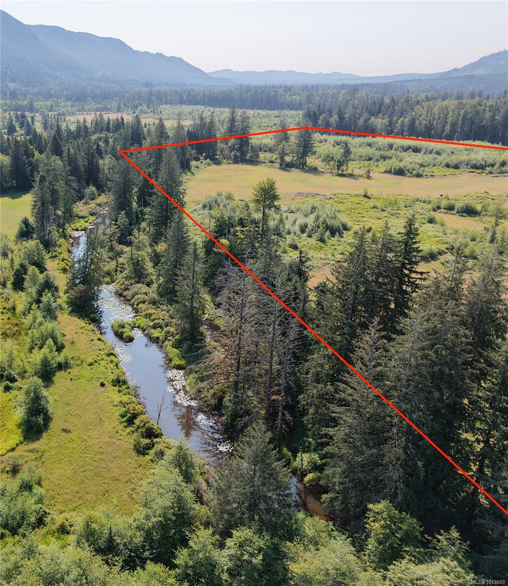 Residential in Sayward 3