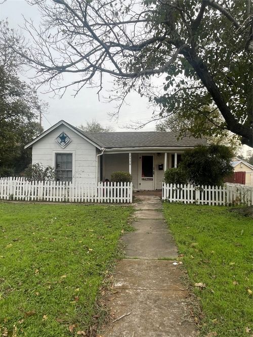 2528 Oakwood Ter, Haltom City, TX, 76117-4636 | Card Image