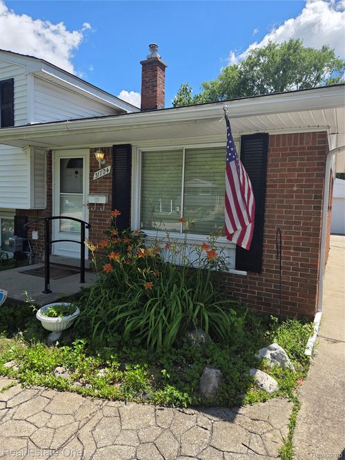 31704 Saint Margaret St, Saint Clair Shores, MI, 48082-2231 | Card Image