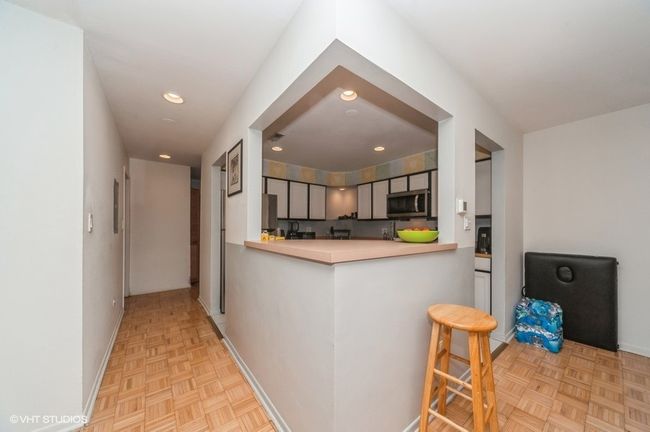 APT-101 - 1002 Castilian Ct, Condo with 2 bedrooms, 2 bathrooms and 1 parking in Glenview IL | Image 7