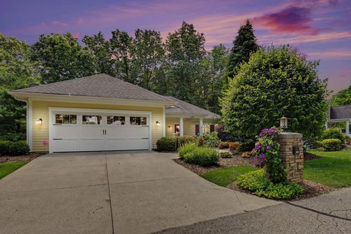 4492 Oak Arbor Ne, Grand Rapids, MI, 49525-9433 | Card Image