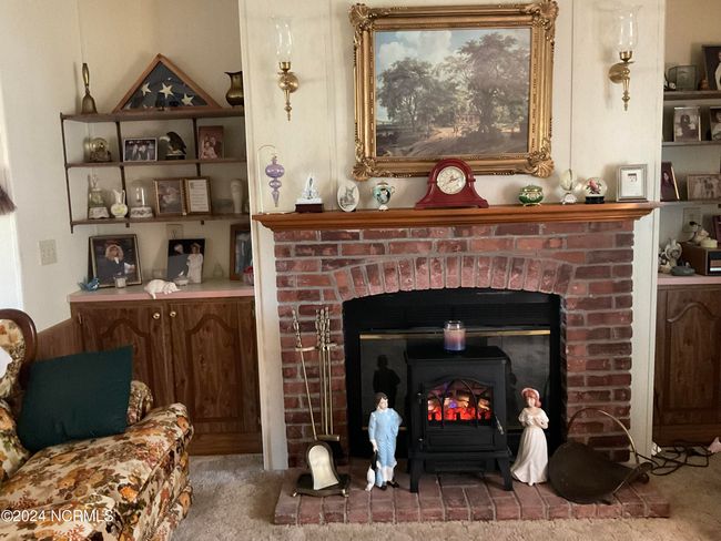 Fireplace with gas logs | Image 17