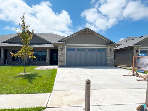 7107 E Copper Stone Cir, Sioux Falls, SD, 57101 | Card Image