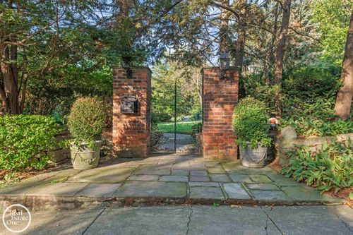 242 Lewiston Rd, Grosse Pointe Farms, MI, 48236-3520 | Card Image