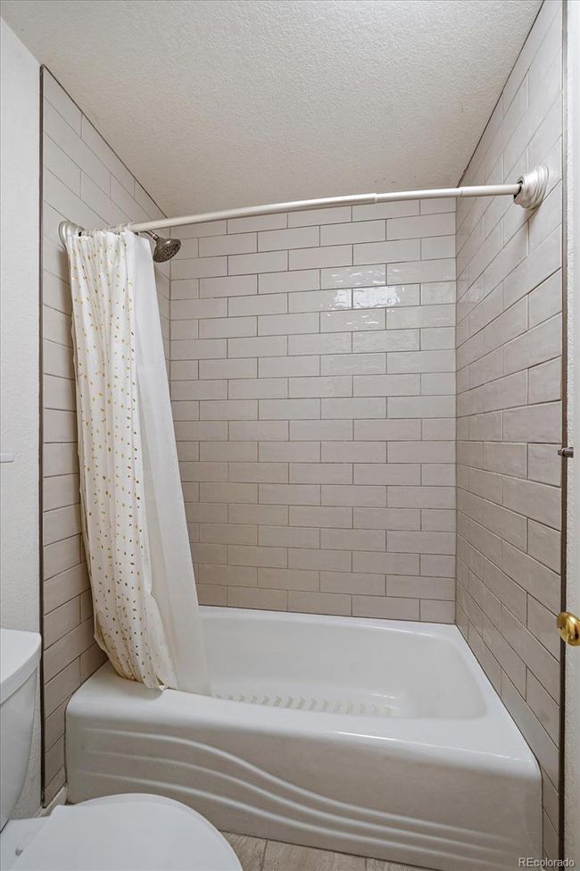 Primary Tub & Shower | Image 23