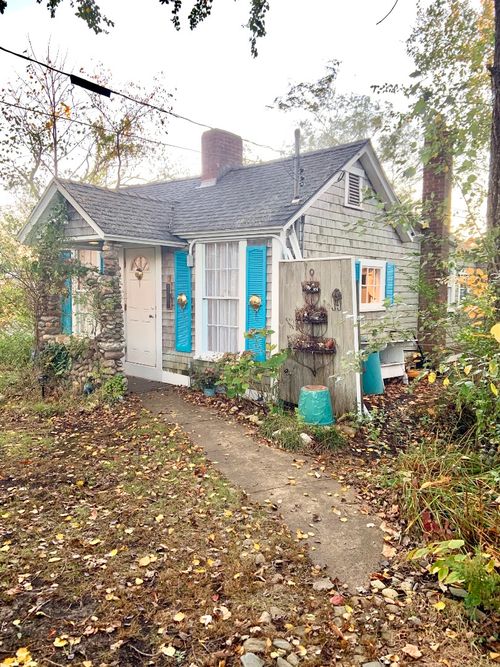 3 Dukes County Ave, Oak Bluffs, MA, 02557-6848 | Card Image
