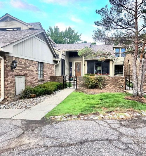 7229 Creeks Bend Dr, West Bloomfield, MI, 48322-3525 | Card Image