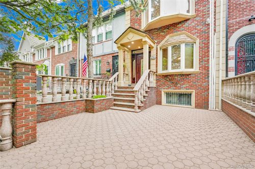 2143 46th Street, New York, NY, 11105 | Card Image