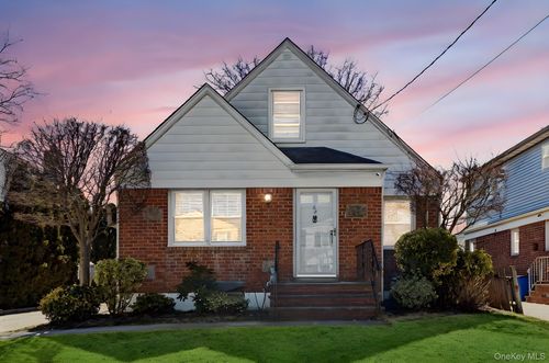 64 W Fenimore St, Valley Stream, NY, 11580-3438 | Card Image