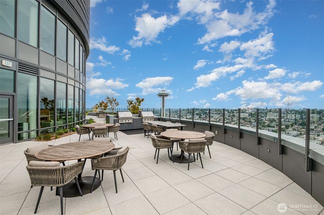 3 different view terraces on the 40th Floor. Spectacular 360 degree views of the city. | Image 16