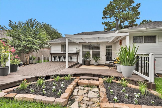 Friends and family will be impressed with this beautiful outdoor space! | Image 31