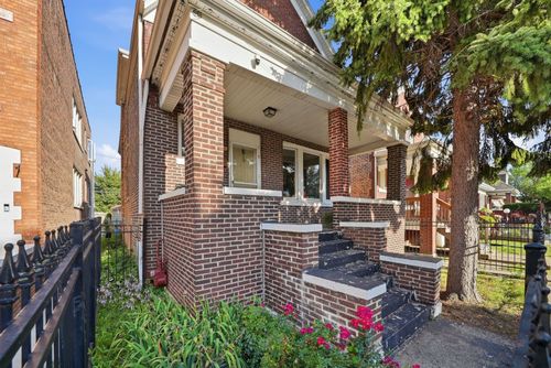 6435 Artesian Ave, Chicago, IL, 60629-1301 | Card Image