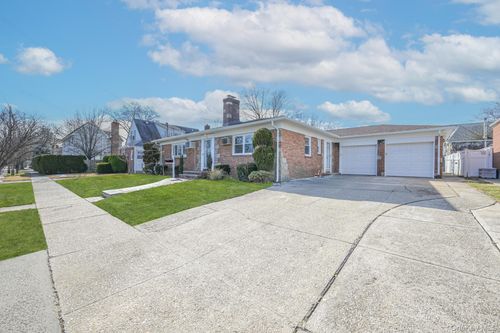 515 12th St, New Hyde Park, NY, 11040-5566 | Card Image