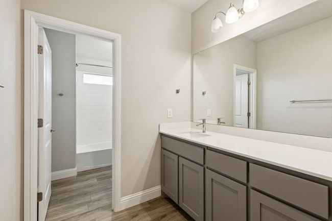 Upstairs Full Bathroom – Perfect for Family or Guests | Image 28
