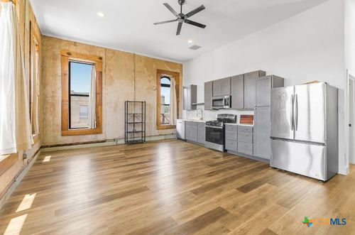 2-123 W May St, Yoakum, TX, 77995 | Card Image