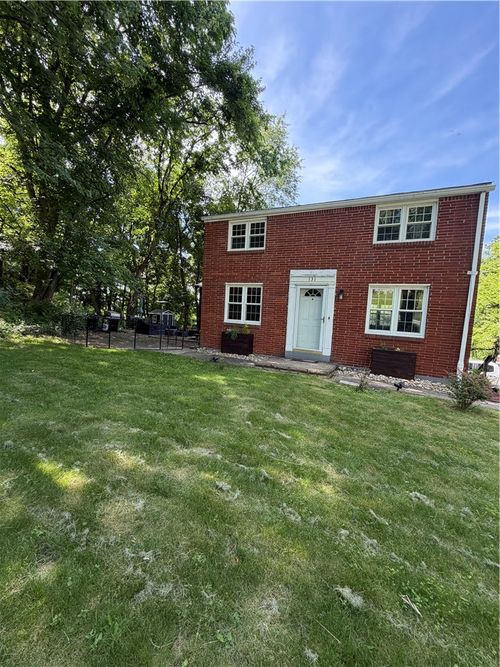 131 Jacob Dr, Pittsburgh, PA, 15235-1721 | Card Image