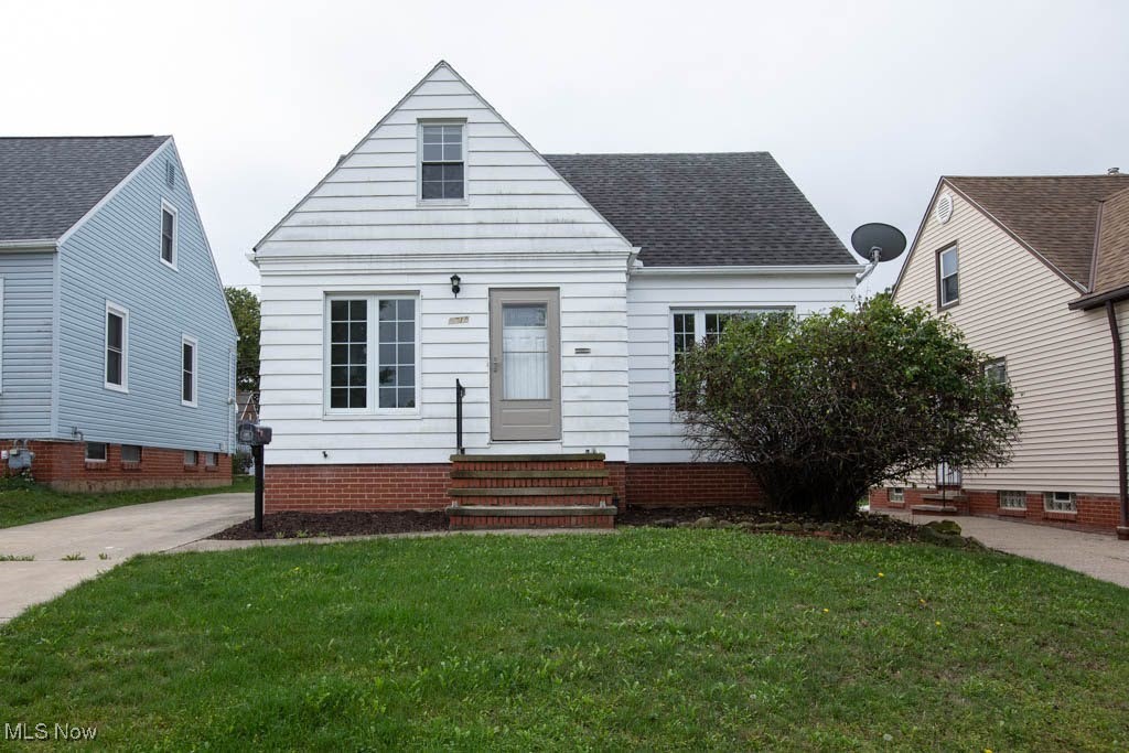 Pinegrove Ave, Parma, OH 44129