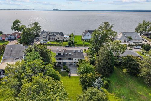 31 Westland Dr, Glen Cove, NY, 11542-1024 | Card Image