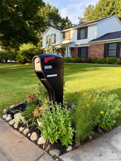 12315 Glenview Dr, Plymouth, MI, 48170-3047 | Card Image