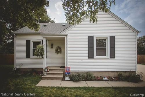 34851 Wadsworth St, Livonia, MI, 48150-1438 | Card Image