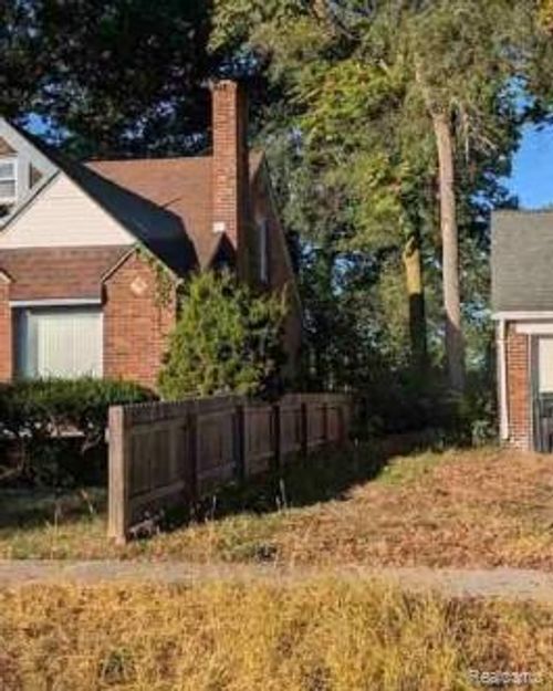 16551 Pinehurst St, Detroit, MI, 48221-2837 | Card Image