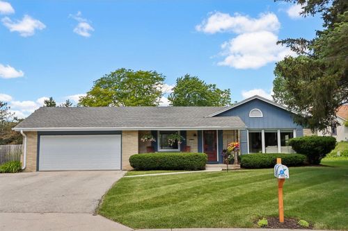 7815 N Chadwick Road, GLENDALE, WI, 53217 | Card Image