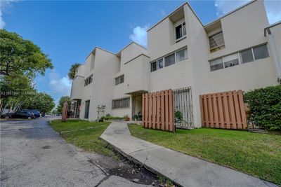 17 - 1912 Sw 17th Ave, Condo with 2 bedrooms, 1 bathrooms and null parking in Miami FL | Image 1