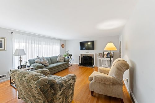 16 Fern Dr, Rumford, RI, 02916-2040 | Card Image