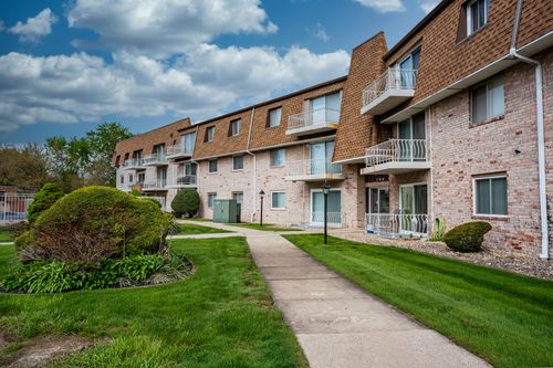 apt-216-3240 N Manor Dr, Lansing, IL, 60438-3630 | Card Image