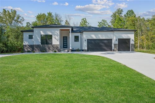 2069 Mattingly Rd, Hinckley, OH, 44233-9428 | Card Image