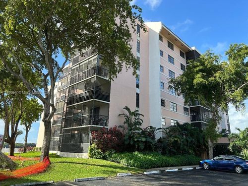 apt-402-20840 San Simeon Way, Miami, FL, 33179-1835 | Card Image