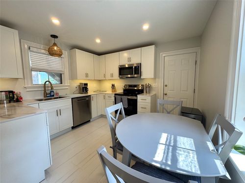 b-8 Barney St, Newport, RI, 02840-2918 | Card Image
