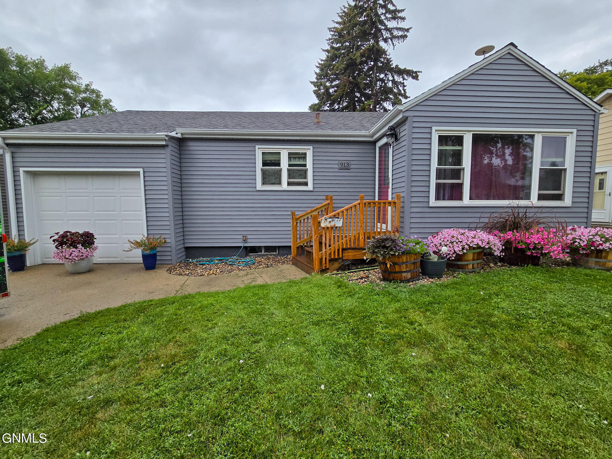 17th St, Minot, ND 58703