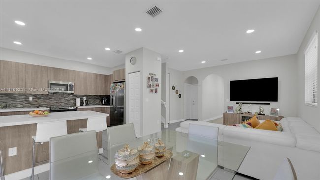 10380 Nw 88 Th Ter, Townhouse with 4 bedrooms, 3 bathrooms and null parking in Doral FL | Image 12