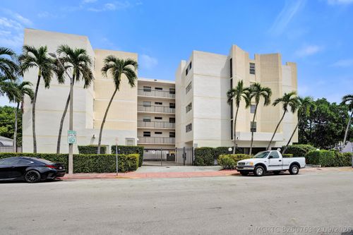 3c-7601 Byron Ave, Miami Beach, FL, 33141-2332 | Card Image