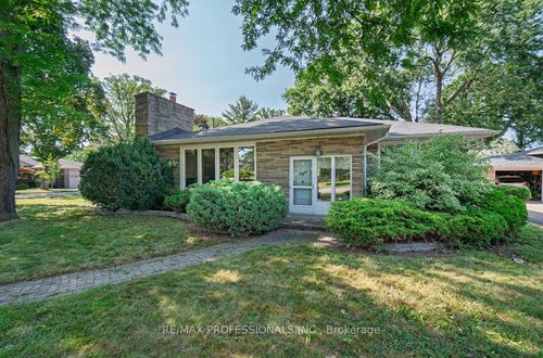 8 Chantilly Gdns, North York, ON, M9N2N8 | Card Image